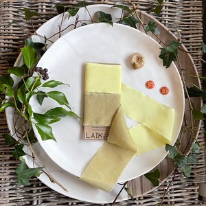 Rubans de soie jaune pâle et or teints à la main avec des baies d’lierre, ruban de soie Cruelty Free, ruban teint en plantes naturelles, ruban bouquet de soie écologique