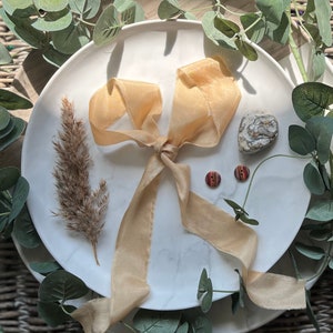 Fita de seda Gold Buff Peace, 100% seda naturalmente tingida na cor Gold Buff, fita de seda tingida à mão sem crueldade, fita de buquê de casamento ético