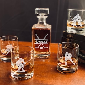 Personalized Hockey Gift Set - Whiskey Decanter, Hockey Decanter Gift, Hockey Lover, Hockey Coach, Hockey Gift, Whiskey Glasses, Sport, Puck