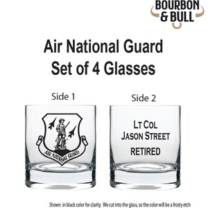 Puede incluir: Conjunto de cuatro vasos de vidrio transparente. Dos vasos presentan el logotipo de la Guardia Nacional A&eacute;rea y las palabras "Air National Guard". Dos vasos presentan el texto "LT COL JASON STREET RETIRED".
