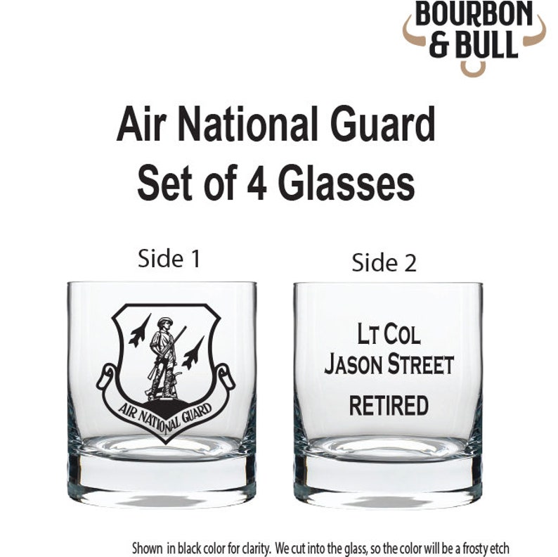 Puede incluir: Conjunto de cuatro vasos de vidrio transparente. Dos vasos presentan el logotipo de la Guardia Nacional A&eacute;rea y las palabras "Air National Guard". Dos vasos presentan el texto "LT COL JASON STREET RETIRED".