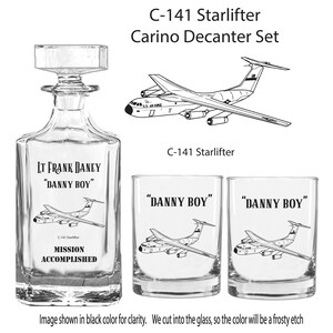 Puede incluir: Un juego de decantador y vasos C-141 Starlifter con dos vasos a juego. El decantador y los vasos presentan una ilustraci&oacute;n en blanco y negro de un avi&oacute;n C-141 Starlifter. El decantador est&aacute; grabado con el texto "Lt Frank Daney "Danny Boy" C-141 Starlifter Mission Accomplished". Los vasos est&aacute;n grabados con el texto "Danny Boy".
