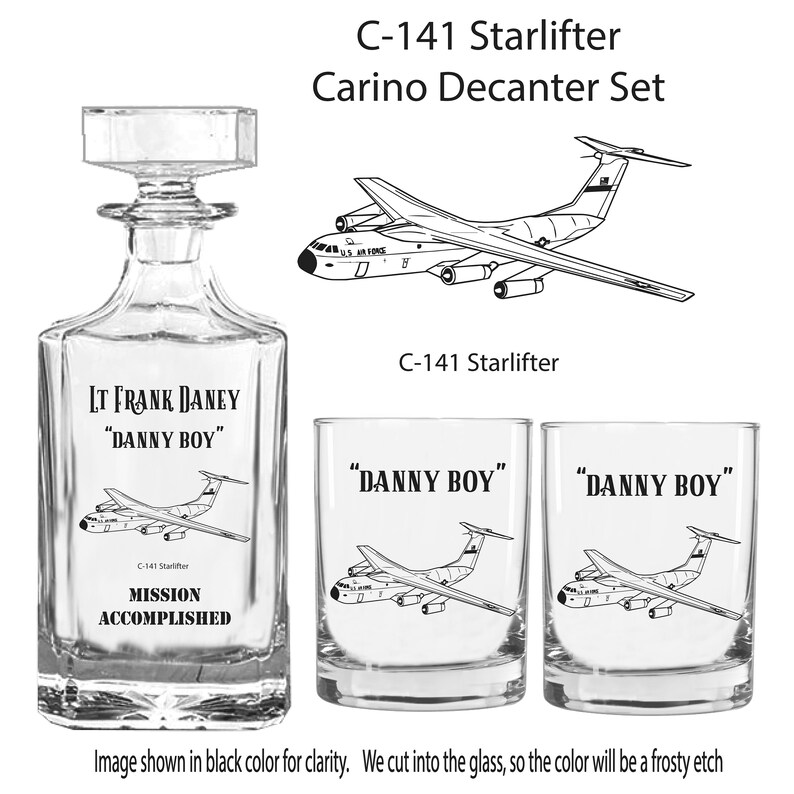 Puede incluir: Un juego de decantador y vasos C-141 Starlifter con dos vasos a juego. El decantador y los vasos presentan una ilustraci&oacute;n en blanco y negro de un avi&oacute;n C-141 Starlifter. El decantador est&aacute; grabado con el texto "Lt Frank Daney "Danny Boy" C-141 Starlifter Mission Accomplished". Los vasos est&aacute;n grabados con el texto "Danny Boy".