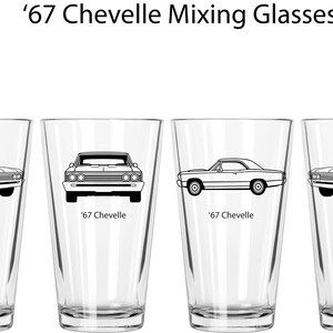 Puede incluir: Conjunto de cuatro vasos mezcladoras de vidrio transparente con contornos negros de un coche Chevrolet Chevelle de 1967 en cada vaso. Los coches se muestran en diferentes &aacute;ngulos, incluyendo vistas frontal, lateral y trasera. El texto '67 Chevelle est&aacute; impreso debajo de cada coche.