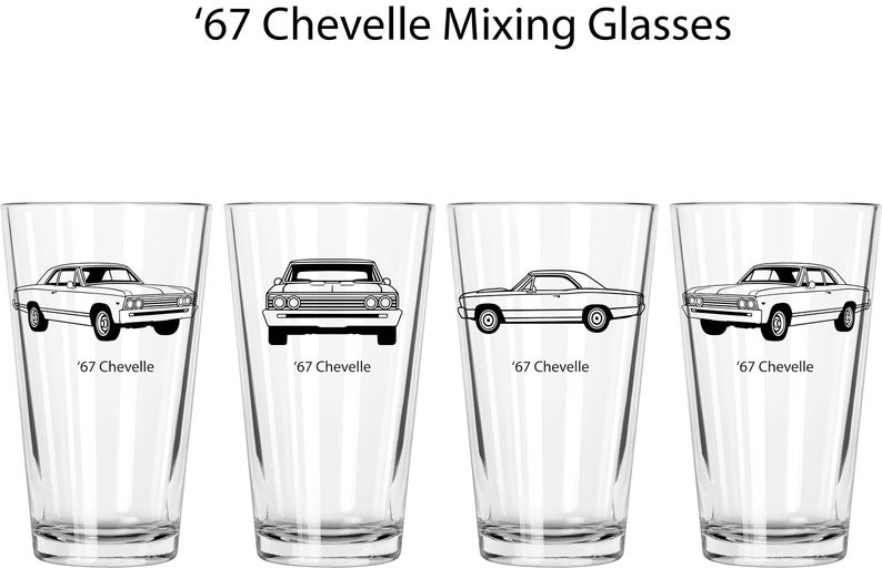 Puede incluir: Conjunto de cuatro vasos mezcladoras de vidrio transparente con contornos negros de un coche Chevrolet Chevelle de 1967 en cada vaso. Los coches se muestran en diferentes &aacute;ngulos, incluyendo vistas frontal, lateral y trasera. El texto '67 Chevelle est&aacute; impreso debajo de cada coche.