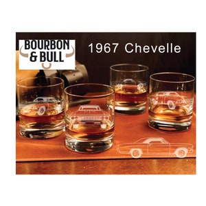 Puede incluir: Cuatro vasos de vidrio transparente con un Chevelle 1967 grabado en el lateral. Los vasos est&aacute;n llenos de l&iacute;quido &aacute;mbar y est&aacute;n sobre una superficie de cuero marr&oacute;n. El texto "Bourbon & Bull" y "1967 Chevelle" es visible en la imagen.