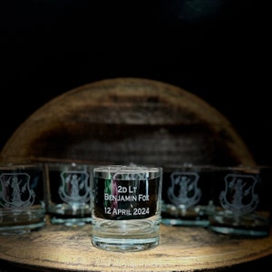 Puede incluir: Cinco vasos de vidrio transparente con un dise&ntilde;o esmerilado. El vaso del centro est&aacute; grabado con el texto "2D LT BENJAMIN FOX 12 ABRIL 2024".