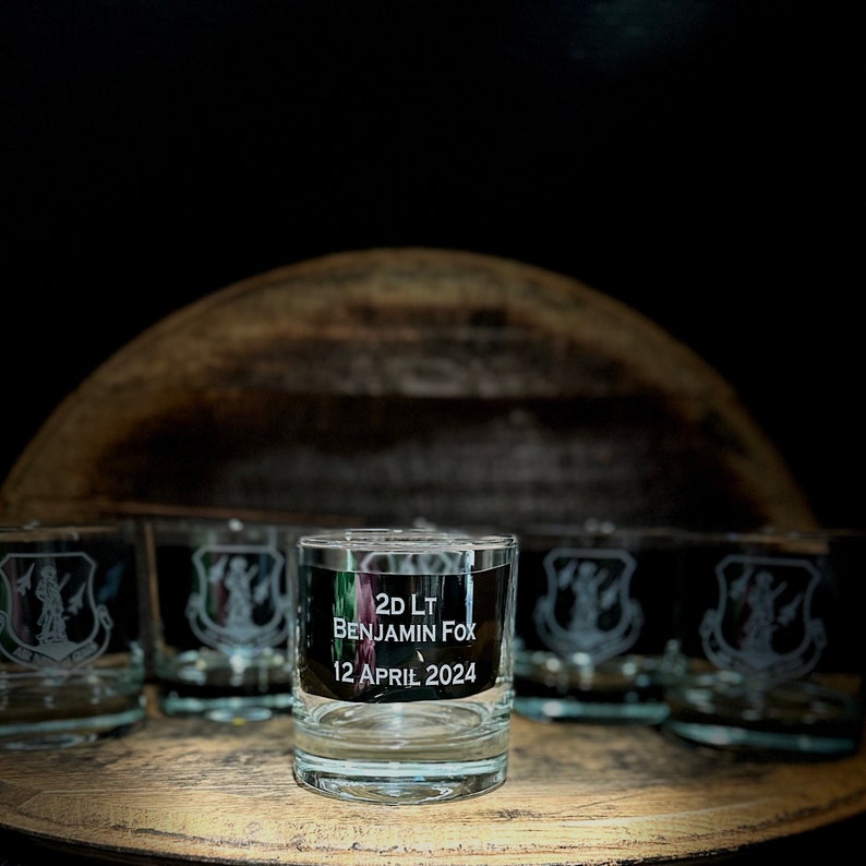 Puede incluir: Cinco vasos de vidrio transparente con un dise&ntilde;o esmerilado. El vaso del centro est&aacute; grabado con el texto "2D LT BENJAMIN FOX 12 ABRIL 2024".