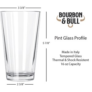 Puede incluir: Un vaso de pinta de vidrio transparente con las palabras "Bourbon & Bull" impresas en la parte delantera. El vaso mide 14,9 cm de alto, 9,2 cm de ancho y 6 cm de di&aacute;metro. Est&aacute; hecho en Italia y es de vidrio templado, resistente al calor y a los golpes. El vaso tiene una capacidad de 473 ml.