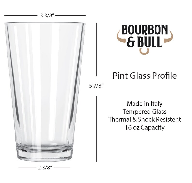 Puede incluir: Un vaso de pinta de vidrio transparente con las palabras "Bourbon & Bull" impresas en la parte delantera. El vaso mide 14,9 cm de alto, 9,2 cm de ancho y 6 cm de di&aacute;metro. Est&aacute; hecho en Italia y es de vidrio templado, resistente al calor y a los golpes. El vaso tiene una capacidad de 473 ml.