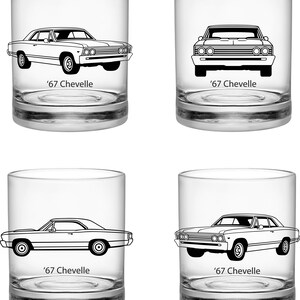 Puede incluir: Conjunto de cuatro vasos transparentes de vidrio con un contorno negro de un coche Chevrolet Chevelle de 1967 en cada vaso. El texto '67 Chevelle' est&aacute; impreso debajo de cada coche.