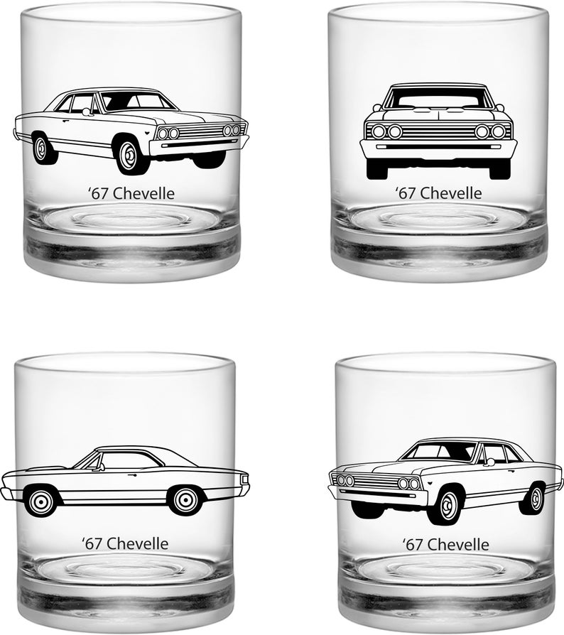 Puede incluir: Conjunto de cuatro vasos transparentes de vidrio con un contorno negro de un coche Chevrolet Chevelle de 1967 en cada vaso. El texto '67 Chevelle' est&aacute; impreso debajo de cada coche.