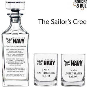 K&ouml;nnte beinhalten: Ein Set aus drei Glaskaraffen mit den Worten "America's Navy" und "I am a United States Sailor" darauf gedruckt. Die Karaffen sind aus klarem Glas und haben ein traditionelles Design.