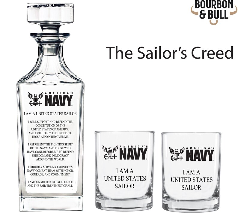 K&ouml;nnte beinhalten: Ein Set aus drei Glaskaraffen mit den Worten "America's Navy" und "I am a United States Sailor" darauf gedruckt. Die Karaffen sind aus klarem Glas und haben ein traditionelles Design.
