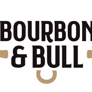 Puede incluir: Logotipo en blanco y negro con el texto "BOURBON & BULL" en negrita. El logotipo presenta dos cuernos de toro marrones a cada lado del texto.