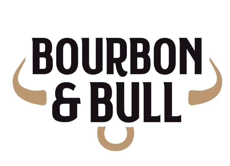 Puede incluir: Logotipo en blanco y negro con el texto "BOURBON & BULL" en negrita. El logotipo presenta dos cuernos de toro marrones a cada lado del texto.