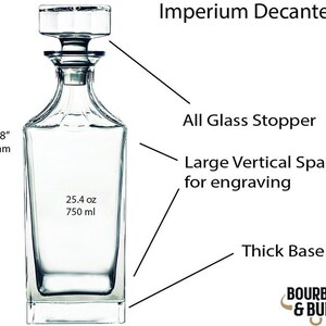 K&ouml;nnte beinhalten: Eine klare Glaskaraffe mit einem dicken Boden und einem Glasstopfen. Die Karaffe ist 271 mm hoch und fasst 750 ml. Die Karaffe hat einen gro&szlig;en vertikalen Raum zum Gravieren. Der Text "Imperium Decanter" befindet sich oben im Bild.