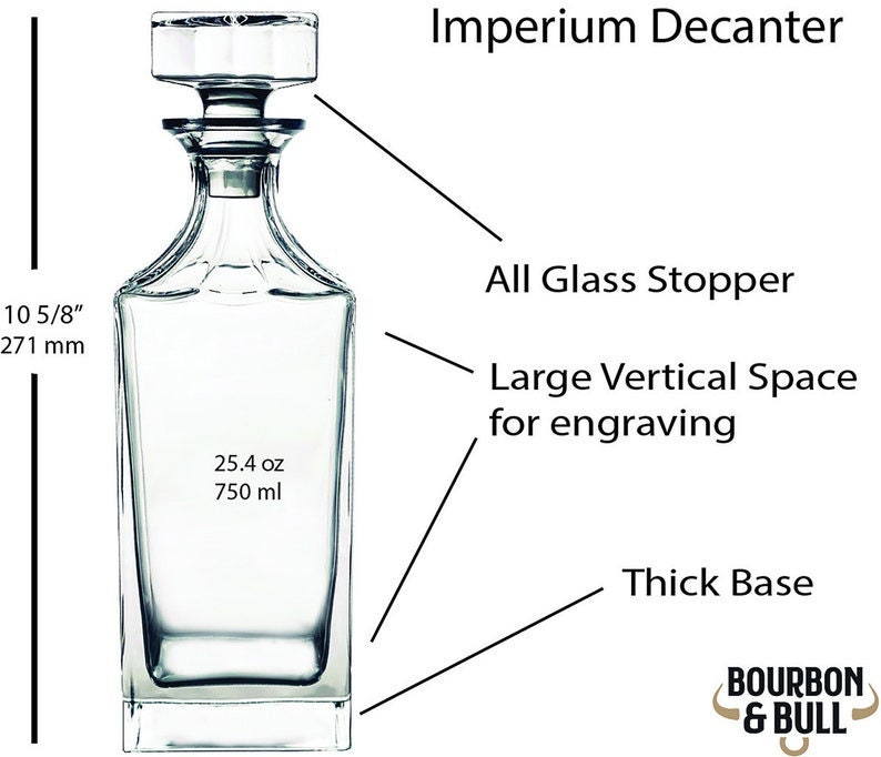 K&ouml;nnte beinhalten: Eine klare Glaskaraffe mit einem dicken Boden und einem Glasstopfen. Die Karaffe ist 271 mm hoch und fasst 750 ml. Die Karaffe hat einen gro&szlig;en vertikalen Raum zum Gravieren. Der Text "Imperium Decanter" befindet sich oben im Bild.