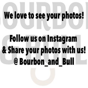 Puede incluir: Un gr&aacute;fico blanco con el texto "Bourbon Grill" en una fuente estilizada. El texto "We love to see your photos! Follow us on Instagram & Share your photos with us! @Bourbon_and_Bull" est&aacute; debajo del logotipo.