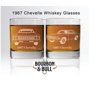 Puede incluir: Dos vasos de whisky transparentes con un coche Chevelle 1967 grabado en la parte delantera. Los vasos est&aacute;n llenos de l&iacute;quido &aacute;mbar y el texto "1967 Chevelle" est&aacute; debajo de cada coche. El texto "Bourbon & Bull" est&aacute; en la parte inferior de la imagen.