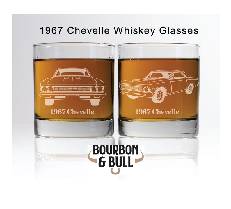 Puede incluir: Dos vasos de whisky transparentes con un coche Chevelle 1967 grabado en la parte delantera. Los vasos est&aacute;n llenos de l&iacute;quido &aacute;mbar y el texto "1967 Chevelle" est&aacute; debajo de cada coche. El texto "Bourbon & Bull" est&aacute; en la parte inferior de la imagen.