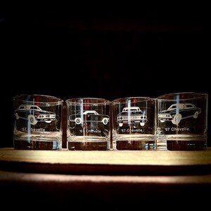 Puede incluir: Cuatro vasos de vidrio transparente con im&aacute;genes grabadas de un Chevrolet Chevelle de 1967. Cada vaso tiene el a&ntilde;o y el nombre del modelo grabado debajo de la imagen del coche.