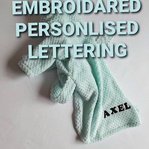 Personalización embroiderada por inicial, letras para nombres e impresiones de patas.