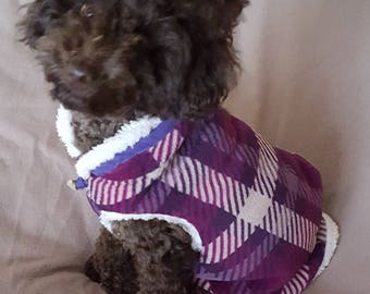 Les chiens ont vérifié la conception de la toison d’hiver en peluche doublure du gilet de marche. Vêtements d’extérieur idéaux pour les chiens.