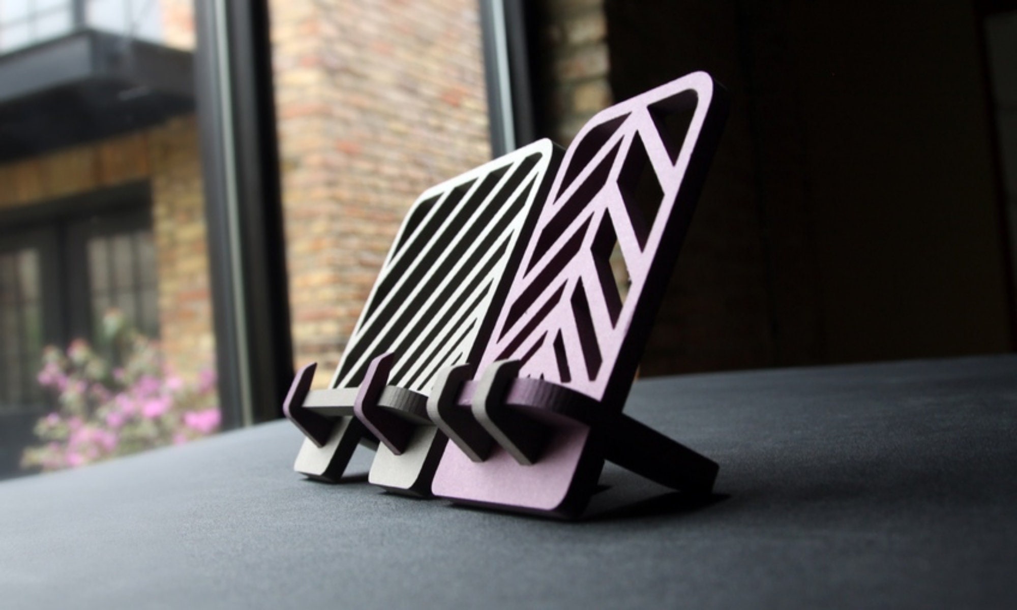 Подставка для телефона dxf. Макет подставки под телефон для лазерной резки. Подставка из фанеры макет. Макет подставки под телефон для лазерной резки. Оригинальные подставки для телефона из дерева.