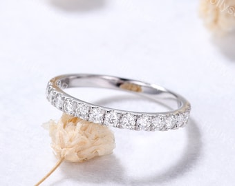 Puede incluir: Una banda de plata delicada con una fila de pequeños diamantes brillantes engastados en pavé.