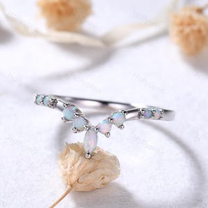 Anello nuziale curvo in opale con oro bianco e argento sterling Anello nuziale impilabile in opale bianco delicato Anello nuziale impilabile Anello nuziale impilabile Anello da donna con promessa
