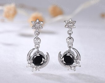 Boucles d'oreilles pendantes délicates en onyx noir et or blanc Boucles d'oreilles pendantes uniques en forme de croissant de lune, promesse de fiançailles délicates, cadeau d'anniversaire pour femme