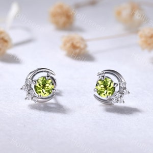 Pendientes de tuerca de oro blanco y plata con peridoto verde, pendientes únicos de luna de moissanita, regalo de promesa de compromiso delicado, joyería de aniversario para mujer