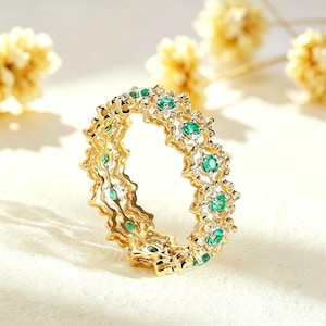 Anello nuziale Art Déco con corona di smeraldi e design eternity, in oro giallo 14 carati con pietre verdi, impilabile, vintage, con pietra portafortuna di maggio e design infinito.