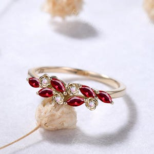 Anello a grappolo floreale con rubino rosso marquise e opale, in oro massiccio, ispirato alla natura, con fiore di rosa e pietra portafortuna di luglio e ottobre, regalo unico per lei.