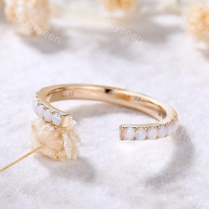 Anillo de bodas de oro amarillo macizo con ópalo blanco, anillo apilable abierto de media eternidad con ópalo, anillo minimalista a juego para mujer.