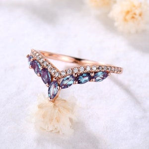 Anillo de boda de marquesa con alejandrita, anillo de boda de oro rosa con moissanita, anillo de boda curvo, anillo apilable, anillo de promesa, anillo de aniversario.