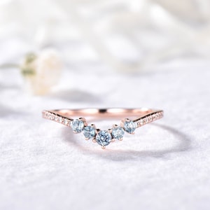 Anillo de boda de topacio azul, alianza de boda de moissanita, alianza de boda curva de oro rosa, anillo vikingo, anillo único, alianza art déco, anillo delicado para mujer.