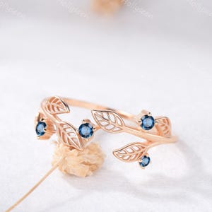 Anillo de boda con diseño de hoja de topacio azul londinense inspirado en la naturaleza, anillo de promesa vintage de oro rosa con forma de rama, anillo apilable con piedras preciosas azules y anillo nupcial con diseño de rama.