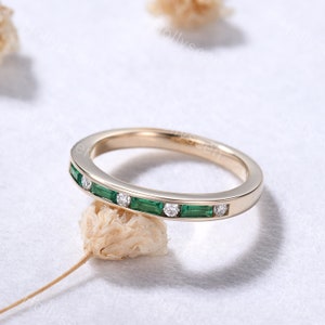 Baguette Cut Smaragd Moissanit Gelbgold Verlobungsring Band zierliche grüne Edelstein Hochzeit Stacking Ring Frauen Birthstone Passende Band