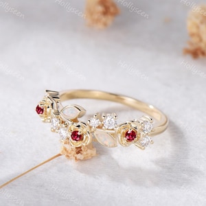 Naturinspirerad opal, rubin, blommig ros, vigselring i massivt 14k gult guld, röda ädelstenar, blomma, blad, stapelbar ring, födelsesten i juli