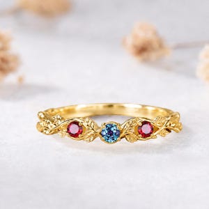 Anillo de boda de oro amarillo macizo de 14k con 3 piedras de alejandrita y rubí, diseño de hoja. Anillo apilable con piedra natal de junio y julio. Inspirado en la naturaleza. Ramita de enredadera. Regalo perfecto.