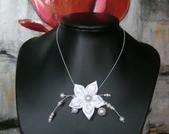 Necklace mounted on wire pearls, flowers