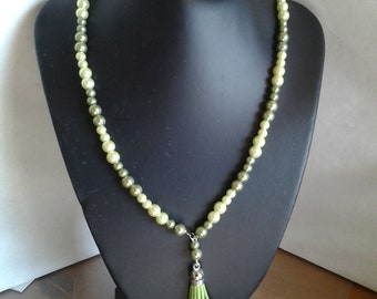 Sautoir collier de perles dégradé de vert avec pompon suedine Fête