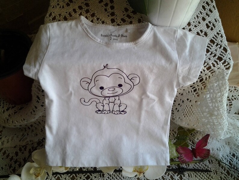 Tshirt fille decor petit singe.Pièce unique .Possibilité de personnaliser avec le prénom de l'enfant image 1