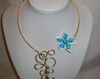 collier en fil alu couleur or fleur blanche et bleu turquoise