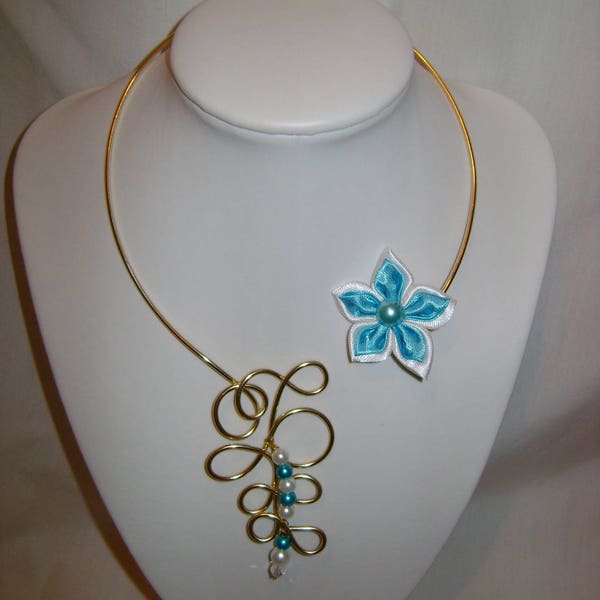 collier en fil alu couleur or fleur blanche et bleu turquoise