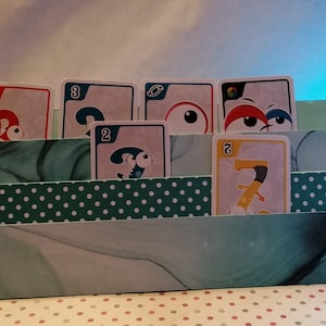 Support pour cartes à jouer. Peut contenir jusqu'à 15 cartes