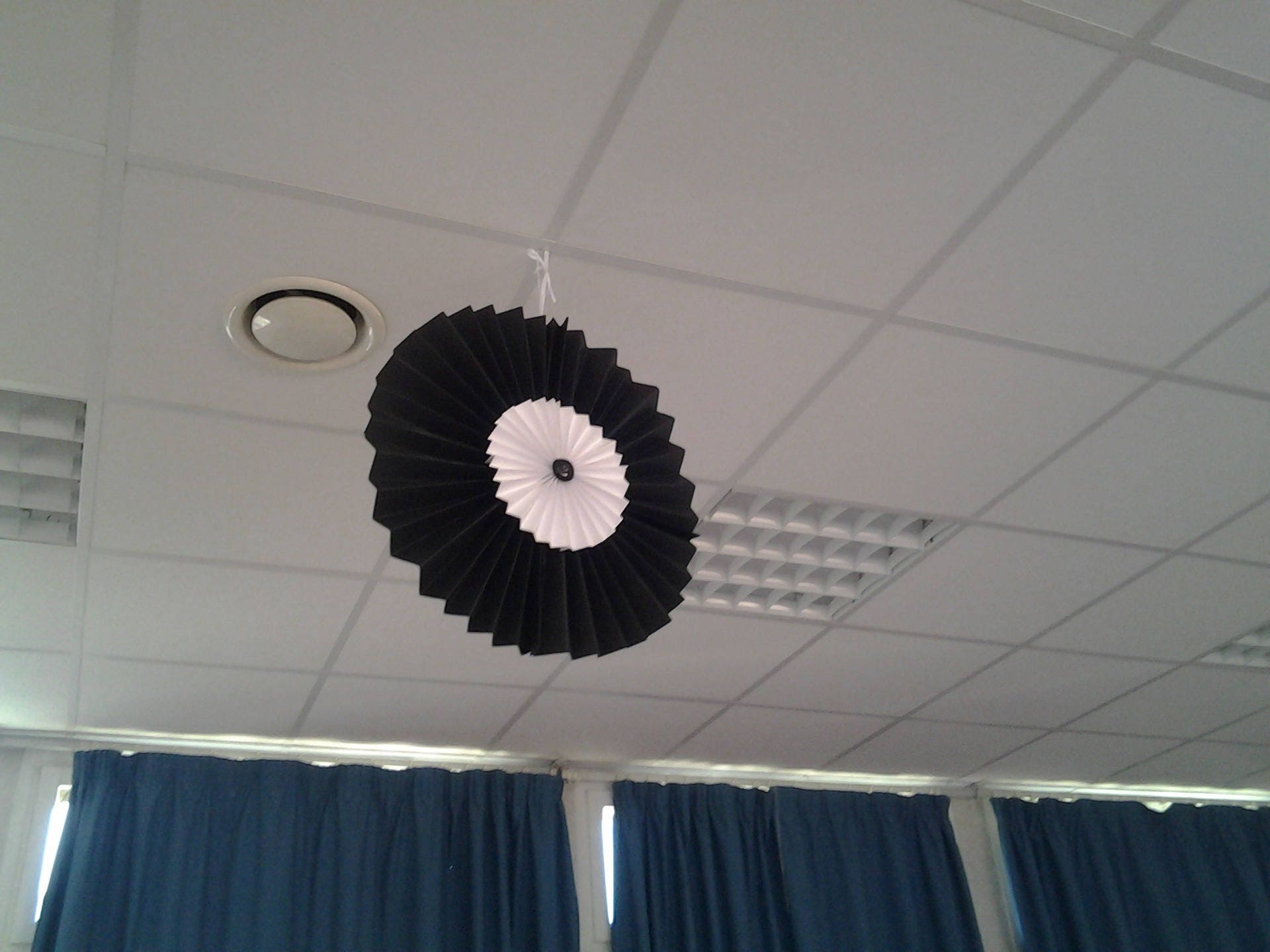 Eventails Fait Main Carton Epais 40 cm de Diamètre Noir et Blanc Mariage