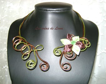 Collier bicolore Vert anis, marron en fil alu, fleur